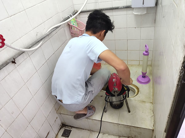 南岳管道堵塞冒臭气 专业师傅现场解决问题