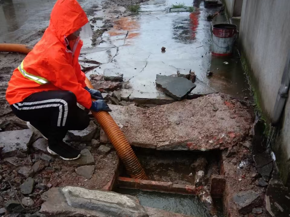 南岳专业清理污水池 炜誉市政以规范流程守护城市 “肠道”